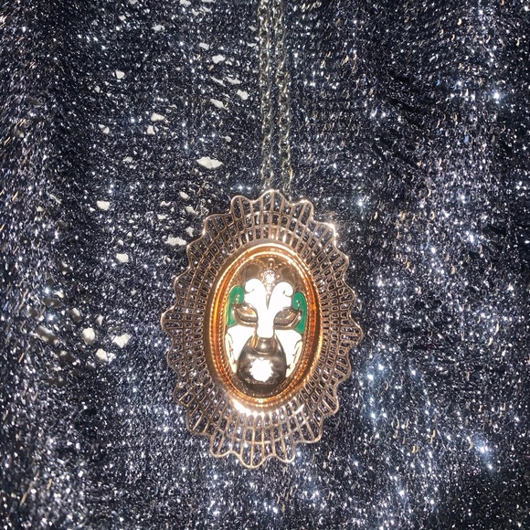 White and green enamel mask pendant - Picture 3 of 4